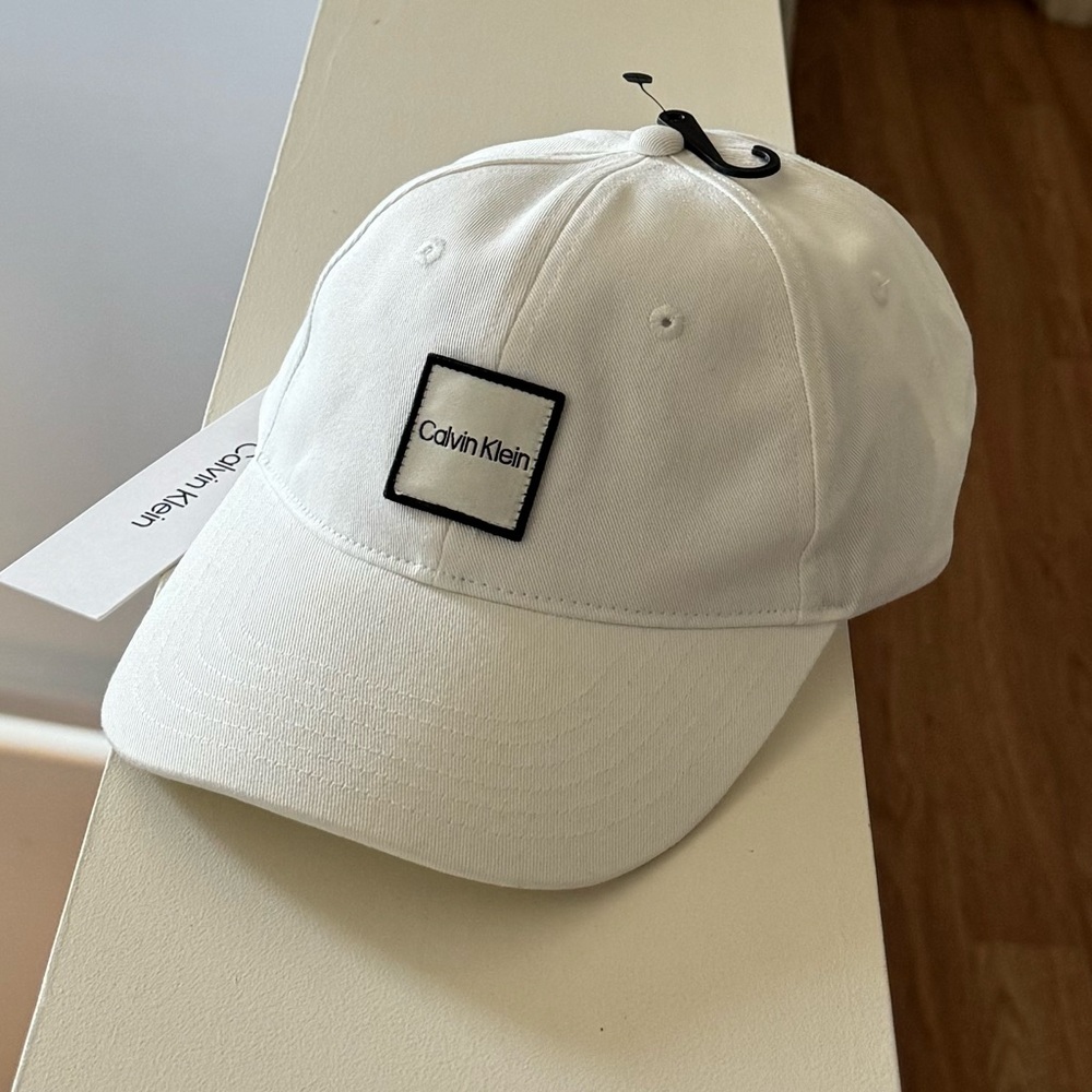 Brand new”Calvin Klein”Unisex cap.Size-one size,color-white.🤍